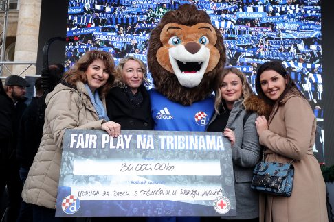 23.12.2019., Zagreb - GNK Dinamo donirao je cekove udrugama u sklopu kampanje Fair play na tribinama. 
Photo: Goran Stanzl/PIXSELL