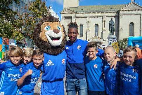 26.09.2019., Zageb - Skolski dan na Cvjetnom trgu, u sklopu Europskog tjedna sporta. Francois Moubandje. 
Photo: Luka Stanzl/PIXSELL