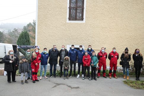 17.12.2020., Zagreb - GNK Dinamo u sklopu Humanitarne akcije MiVidimoLjude u suradnji s Hrvatskim Crvenim krizom donirao je pakete hrane socijalno ugrozenim obiteljima iz Cucerja. 
Photo: Goran Stanzl/PIXSELL