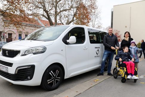 16.11.2021., Vukovar - Dinamo zaklada Nema predaje doniralaautomobil s rampom vukovarskoj obitelji Knezovic kojoj je kci Mia Lana 100 % invalid.