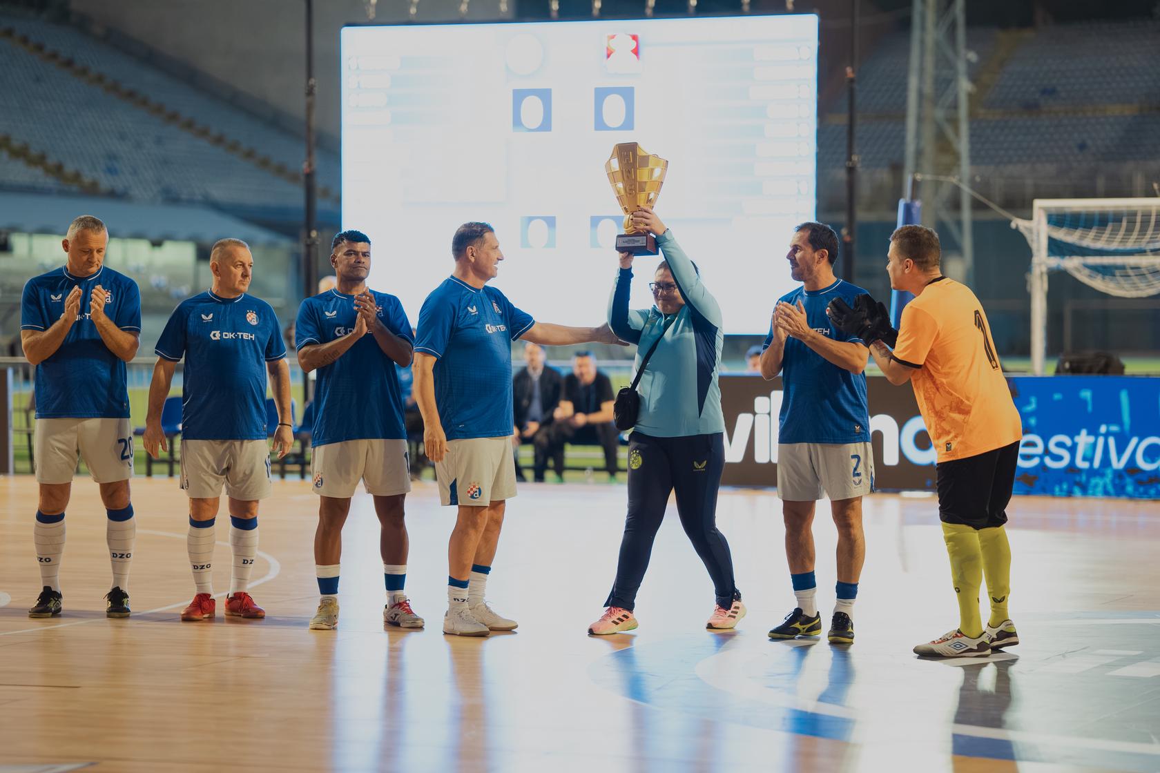 Team menadžerica, Ana Matijaš, s pobjedničkim peharom pred maksimirskom publikom