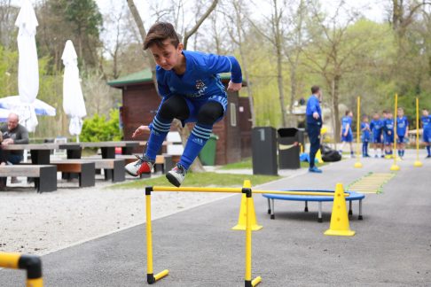 07.04.2019., Zagreb - U zagrebackom zoloskom vrtu mladi dinamovi igraci pokazali svoj trening na poligonu za djecu posjetiteljima.
Photo: Matija Habljak/PIXSELL