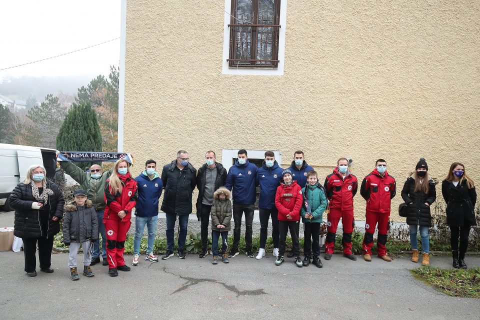 17.12.2020., Zagreb - GNK Dinamo u sklopu Humanitarne akcije MiVidimoLjude u suradnji s Hrvatskim Crvenim krizom donirao je pakete hrane socijalno ugrozenim obiteljima iz Cucerja.
Photo: Goran Stanzl/PIXSELL