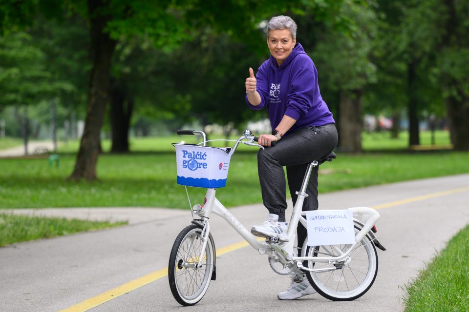 20.05.2023., Zagreb - Na jarunskom jezeru startala je prva Pony Tura oko Jaruna, biciklisticka utrka u organizaciji tvrtke Saturo. U sklopu utrke organizirana je i humanitarna prodaja majica te aukcijska prodaja jednog Pony bicikla, a prihod ide za donaciju Udruzi Palcic. Zeljka Vucko, udruga Palcic. Photo: Davor Puklavec/PIXSELL