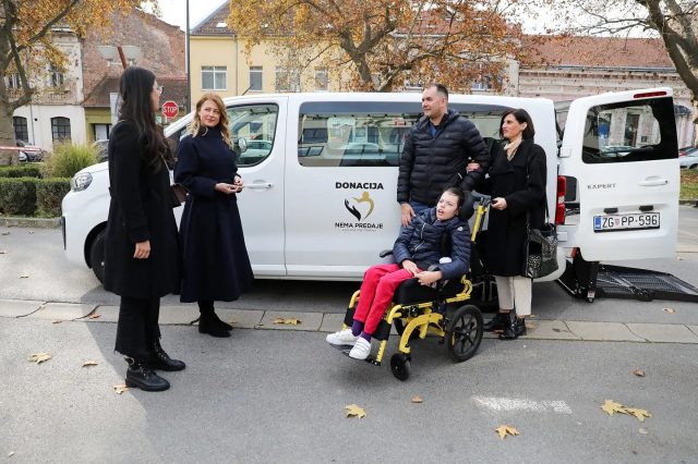 Naša zaklada donijela je odluku o donaciji kombi vozila s ugrađenom rampom za invalidska kolica obitelji Knezović iz Vukovara za potrebe prijevoza djevojčice Mia Lane 💙🥰🙏🏻Cijelu emotivnu priču o susretu u Vukovaru pročitajte klikom na link u opisu profila 😊#zakladanemapredaje #dinamozagreb
#zagreb #hrvatska
#croatia
#vukovar
#foundation📷 Emica Elvedji/Pixsell/GNK Dinamo