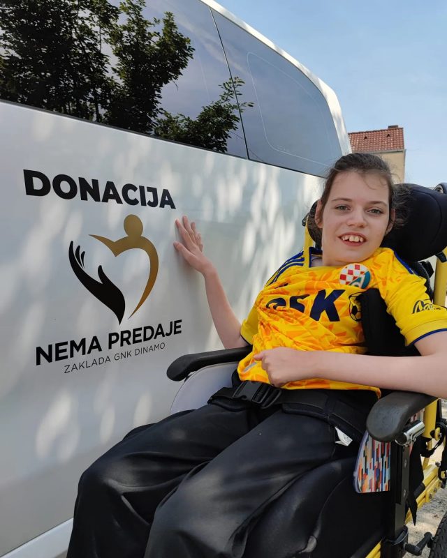 Mia Lana veselimo se idućem susretu 💙🥰Ako već niste, priču o donaciji obitelji Knezović iz Vukovara pročitajte na zakladanemapredaje.hr 😊#zakladanemapredaje #dinamozagreb #zagreb #hrvatska #croatia #football