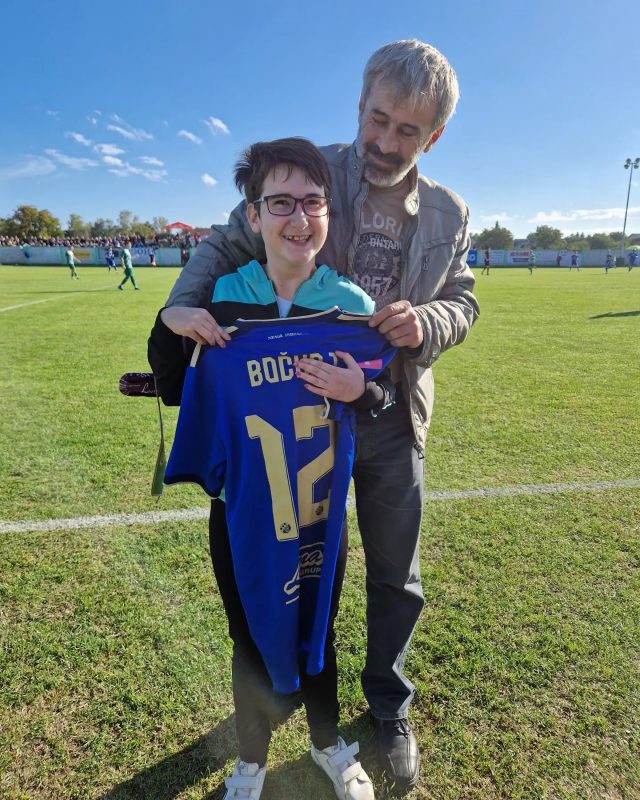 Početni udarac prije utakmice Kupa između @nkborincijarmina i Dinama jučer je izvela prekrasna djevojčica Lucija Ivančić koja je na poklon tom prigodom dobila dres Petra Bočkaja za uspomenu 😊🥰💙⚽️#zakladanemapredaje #dinamozagreb #zagreb #hrvatska #croatia #foundation