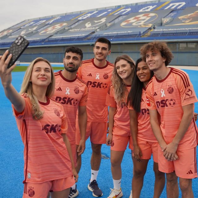 [PINK LISTOPAD] Ove godine zajedničkim snagama uz ŽNK Dinamo radimo na podizanju svijesti o važnosti prevencije oboljenja od raka dojke kroz redovite i rane preglede. 💗 @znk_dinamoU tijeku je kampanja zaklade i kluba – aukcija dresova igrača GNK Dinamo s utakmice Dinamo – Gorica odigrane prije nekoliko dana. Aukcija se održava na stranici MatchWornShirt, a ukupan prikupljen iznos Zaklada Nema predaje donirat će @udrugasvezanju 🩷😊U ovogodišnjoj kampanji GNK Dinamo su predstavljali igrači prve momčadi Robert Ljubičić koji je ujedno i ambasador naše zaklade ove sezone te prvotimci Sadegh Moharrami i Boško Šutalo, dok su ŽNK Dinamo Zagreb predstavljale Marija Žagar, Paulina Sarkanaite i Jyoti. 😊💙– U ime ŽNK Dinamo želimo izraziti podršku svim ženama oboljelima od raka dojke i dati im dodatnu potporu u njihovoj borbi. Važno nam je istaknuti od kolike su važnosti redoviti pregledi i samopregledi. Ne uzimaju puno vremena, a nekome mogu uistinu spasiti život, posebice znajući da su izgledi za oporavak izrazito velike kod dijagnosticiranja u ranom stadiju. Svima oboljelima od raka dojke želimo, zajedno s igračima Dinama, biti dodatan vjetar u leđa, dati im do znanja da nisu same i neka se nikako ne predaju u svojoj borbi – Marija Žagar– U svoje ime i ime Dinama i Zaklade Nema predaje želim izraziti našu punu podršku svim hrabrim ženama koje se suočavaju s izazovom borbe protiv raka dojke. Važno je da svi zajedno podignemo svijest o važnosti redovitih pregleda dojke. Pozivam sve žene da obave redovne preglede kako bi osigurale svoje zdravlje – Robert Ljubičić#zakladanemapredaje #dinamozagreb #zagreb #hrvatska
