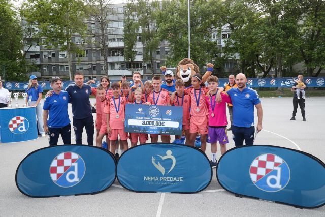 Ovim putem čestitamo mladoj ekipi odnosno školskoj sekciji @gnkdinamo.academy koja je osvojila prvo mjesto na turniru Dinamovo Dubrava i koja je odlučila osvojenu nagradu donirati kroz našu zakladu Centru za autizam Dubrava 🥰💙👏🏻💪🏻🏆Čestitamo i momčadi Elektro Pižeta na osvojenom turniru za odrasle članove Dinama 👏🏻🏆😊⚽️💙#zakladanemapredaje #dinamozagreb #zagreb #hrvatska #croatia #football
Foto: Pixsell